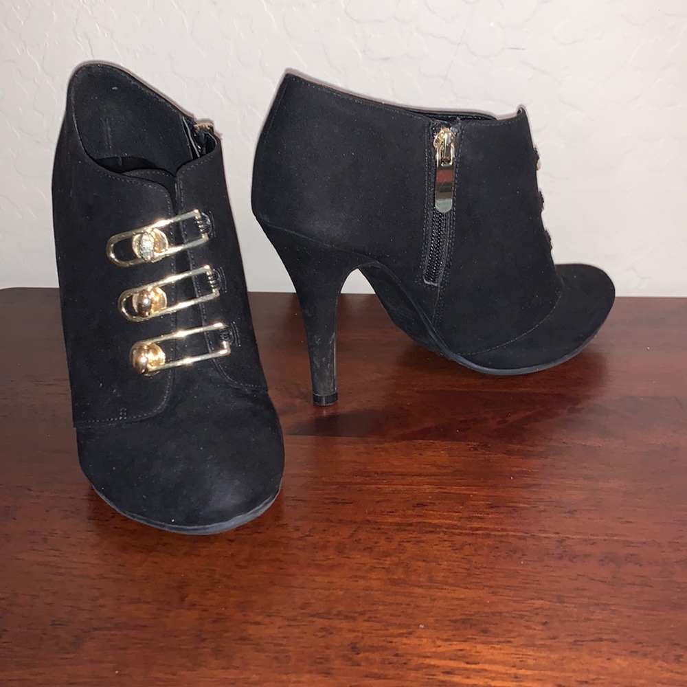 LIMELIGHT SIZE 6 1/2 GORGEOUS JET BLACK SUEDE HEELS